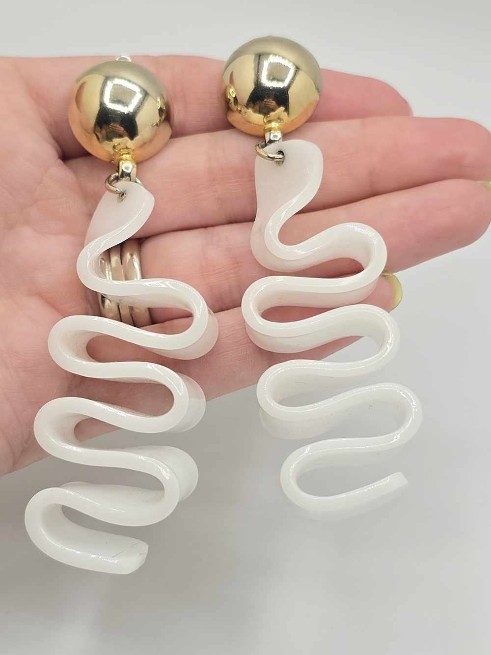 VTG White Acrylic Squiggle Dangle Clip-On Earrings Gold Tone 3.5" Abstract Wide